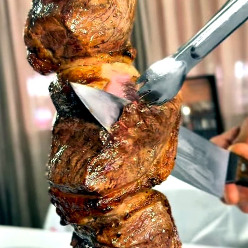 Corte de carne sendo servido