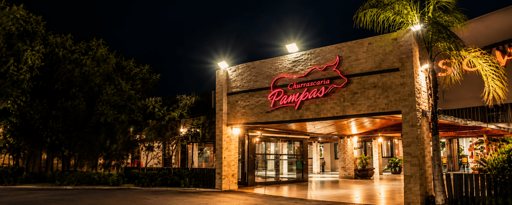 Fachada noturna da Churrascaria Pampas